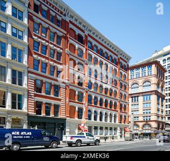 Das Wahrzeichen 10 Astor Place, auch bekannt als 444 Lafayette Street, wurde 1876 als Fabrik und Druckerei erbaut und wurde heute als Bürogebäude in NoHo renoviert. Stockfoto