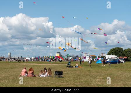 Drachenfest auf Southsea, das in Portsmouth verbreitet ist. Auswahl an farbenfrohen Drachen in verschiedenen Formen und Größen. Juli 2024. Stockfoto