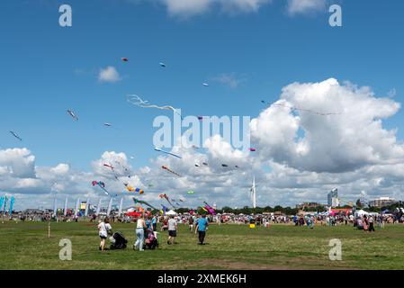 Drachenfest auf Southsea, das in Portsmouth verbreitet ist. Auswahl an farbenfrohen Drachen in verschiedenen Formen und Größen. Juli 2024. Stockfoto