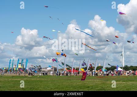 Drachenfest auf Southsea, das in Portsmouth verbreitet ist. Auswahl an farbenfrohen Drachen in verschiedenen Formen und Größen. Juli 2024. Stockfoto