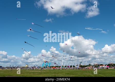 Drachenfest auf Southsea, das in Portsmouth verbreitet ist. Auswahl an farbenfrohen Drachen in verschiedenen Formen und Größen. Juli 2024. Stockfoto