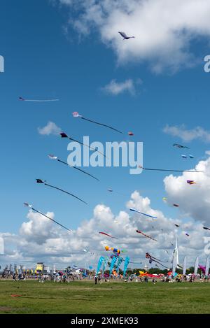 Drachenfest auf Southsea, das in Portsmouth verbreitet ist. Auswahl an farbenfrohen Drachen in verschiedenen Formen und Größen. Juli 2024. Stockfoto