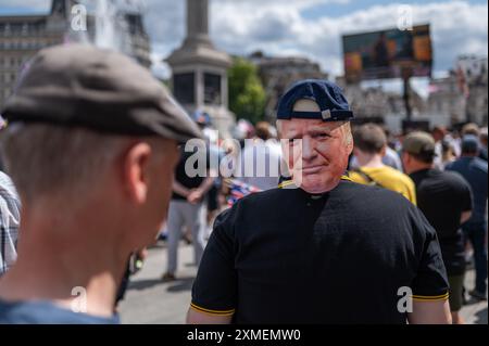 London, Großbritannien. Juli 2024. Ein Demonstrant, der während der Kundgebung eine Donald-Trump-Maske trug. Anhänger des ehemaligen EDL-Führers und Gründers Tommy Robinson, echter Name Stephen Christopher Yaxley-Lennon, marschierten zum Trafalgar Square, um gegen das, was sie ein „zweistufiges Polizeisystem“ nennen, die Einwanderung und die LGBTQ-Bewegung zu demonstrieren. Eine Gegendemonstration fand auch von verschiedenen Gruppen statt. Quelle: SOPA Images Limited/Alamy Live News Stockfoto