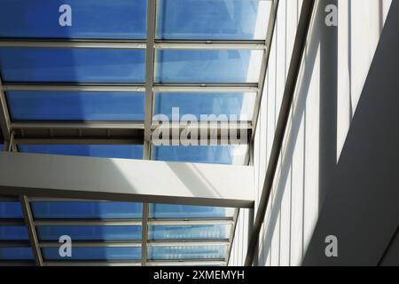 Sonnenschein, blauer Himmel und Glasdecke Stockfoto