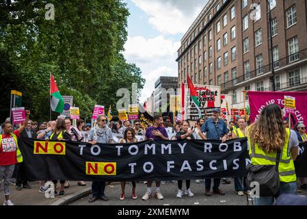 Nein zu Tommy Robinson, Nein zu Faschismus Banner, gegen Rassismus Demonstranten marschieren gegen Tommy Robinson march, London, Großbritannien, 27/07 Stockfoto