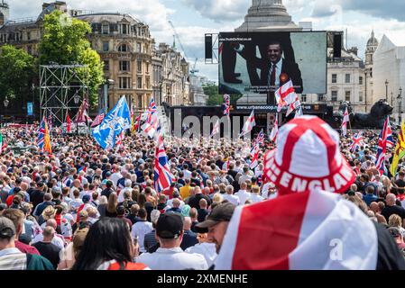 Tausende Demonstranten bei der von Tommy Robinson, einem rechtsextremen Aktivist, organisierten Kundgebung am Trafalgar Square, London, Großbritannien, 27/07/2024 Stockfoto