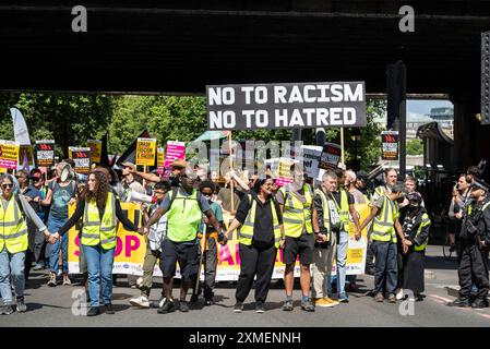Nein zum Rassismus, Nein zum Hass Banner, tritt gegen den Rassismus Demonstranten marschieren gegen Tommy Robinson march, London, Großbritannien, 27/07/2024 Stockfoto