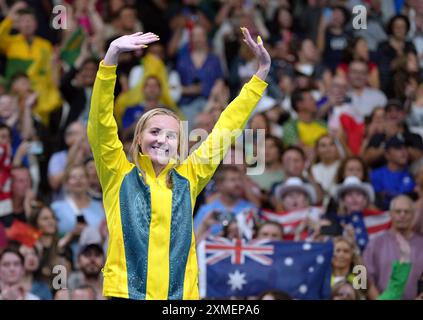 Paris, Frankreich. Juli 2024. Die australische Goldmedaillengewinnerin Ariarne Titmus reagiert auf die Preisverleihung des 400-m-Freistil-Finales der Olympischen Spiele 2024 in Paris La Defense Arena am 27. Juli 2024. Quelle: Du Yu/Xinhua/Alamy Live News Stockfoto