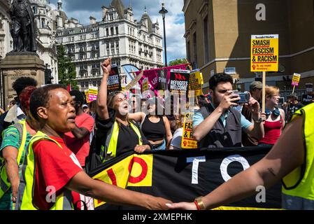 Stellen Sie sich gegen den demonstrationsmarsch des Rassismus in Gegendemonstration zu Tommy Robinson march, London, Großbritannien, 27/07/2024 Stockfoto