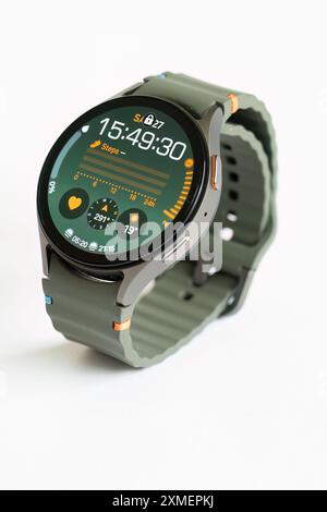 CHESTER, Großbritannien, 27. JULI 2024: Samsung Galaxy Watch 7 in grün, Display ein Stockfoto