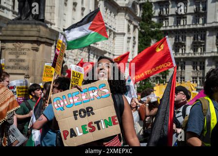 Woman With Queers for Palestine Plakette, stellen Sie sich gegen Rassismus Demonstranten marschieren gegen Tommy Robinson march, London, Großbritannien, 27/07/20 Stockfoto