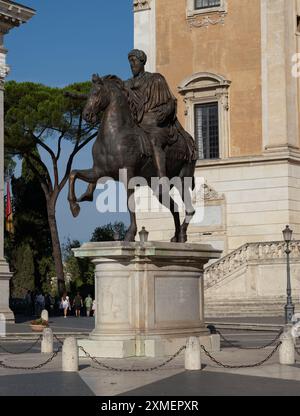 Statue von Marcus Aurelius, vergoldete Bronze. Kaiser Marcus Aurelius zu Pferd, Piazza del Campidoglio, Rom, Italien Stockfoto