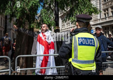 Ein Demonstrator mit englischer Flagge unterstützt Tommy robinson march und die Polizei, London, UK, 27/07/2024 Stockfoto