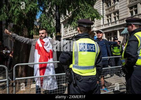 Ein Demonstrator mit englischer Flagge unterstützt Tommy robinson march und die Polizei, London, UK, 27/07/2024 Stockfoto