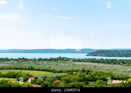 Wunderschöne ungarische Landschaft über dem See Balaton im Sommer. Stockfoto