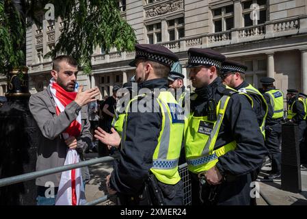 Ein Demonstrator mit englischer Flagge unterstützt Tommy robinson march und die Polizei, London, UK, 27/07/2024 Stockfoto