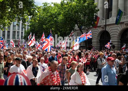 Tausende Demonstranten, organisiert von Tommy Robinson, marschieren vom Royal Courts of Justice zum Trafalgar Square, London, UK, 27/07/2024 Stockfoto