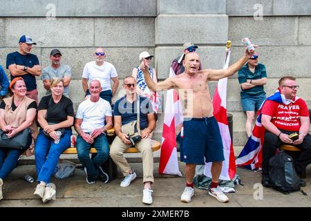 LONDON, ENGLAND - 27. JULI 2024: Die Leute hören den rechtsextremen britischen Aktivisten Tommy Robinson auf dem Trafalgar Square. In einem Beitrag, der vor der Veranstaltung auf X geteilt wurde, sagte Herr Robinson, dessen richtiger Name Stephen Yaxley Lennon ist, dass der Protest „die größte patriotische Kundgebung, die Großbritannien je gesehen hat“ sei. Quelle: Thabo Jaiyesimi/Alamy Live News Stockfoto