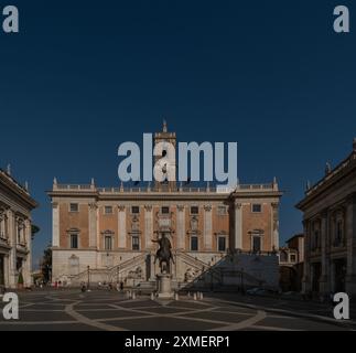 Piazza del Campidoglio mit der Fassade des Palazzo Senatorio und der Reiterstatue von Marcus Aurelius, Rom, Italien Stockfoto