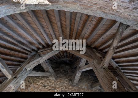 Dachkonstruktion aus Holz, „Les Rempars“, St. Michael's Mount, Normandie, Frankreich Stockfoto