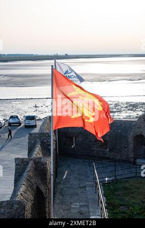 Flagge der Normandie auf „Les Rempars“, St. Michael's Mount, Normandie, Frankreich Stockfoto