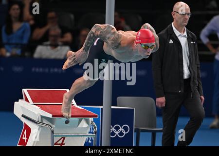 Juli 2024; Olympische Spiele in Paris, Paris, Frankreich, Tag 2; Schwimmen, Aquatics Centre, Arena de La Defense, Halbfinale für Herren mit 100 m Brustschlag, Adam Peaty aus Großbritannien beginnt sein Rennen Stockfoto