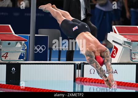 Juli 2024; Olympische Spiele in Paris, Paris, Frankreich, Tag 2; Schwimmen, Aquatics Centre, Arena de La Defense, Halbfinale für Herren mit 100 m Brustschlag, Adam Peaty aus Großbritannien beginnt sein Rennen Stockfoto