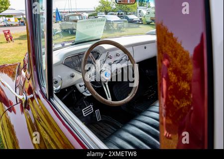 Hilton Beach, Ontario, Kanada - 27. Juli 2024: Red1955 Chevrolet holt den Truck bei der Classic Car Show ab. Innenansicht von der Fahrerseite des weißen StahlArmaturenbretts Stockfoto