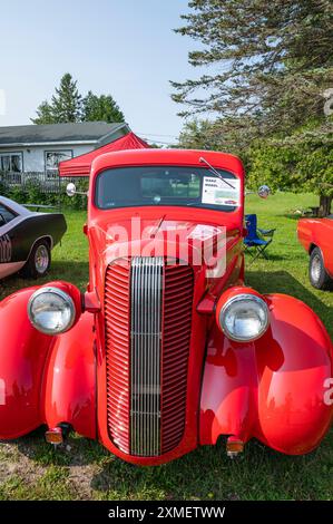 Hilton Beach, Ontario, Kanada - 27. Juli 2024: Red 1937 Dodge Pick Up Truck bei der Classic Car Show Head on View Stockfoto