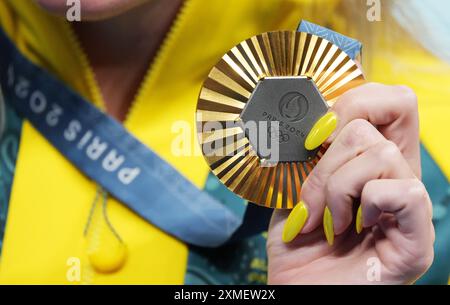 Paris, Frankreich. Juli 2024. Die Goldmedaillengewinnerin Ariarne Titmus aus Australien zeigt ihre Medaille während der Preisverleihung für die 400-m-Schwimmfreistil der Frauen bei den Olympischen Spielen 2024 in Paris, Frankreich, 27. Juli 2024. Quelle: Xue Yuge/Xinhua/Alamy Live News Stockfoto