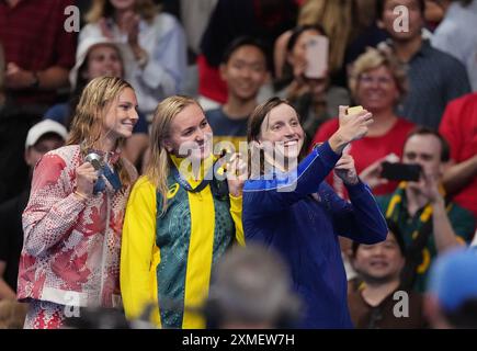 Paris, Frankreich. Juli 2024. Goldmedaillengewinner Ariarne Titmus (C) aus Australien, Silbermedaillengewinner Summer McIntosh (L) aus Kanada und Bronzemedaillengewinnerin Katie Ledecky aus den Vereinigten Staaten machen ein Selfie während der Medaillenzeremonie für die 400-m-Schwimmfreistil der Frauen bei den Olympischen Spielen 2024 in Paris, Frankreich, 27. Juli 2024. Quelle: Xue Yuge/Xinhua/Alamy Live News Stockfoto