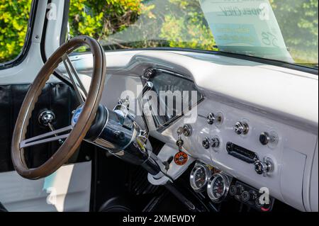 Hilton Beach, Ontario, Kanada - 27. Juli 2024: Red 1955 Chevrolet Pick Up Truck auf der Classic Car Show. Weißes Stahlblech vom Fenster auf der Beifahrerseite. Stockfoto