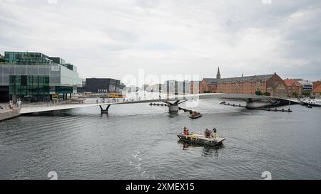 Little Long Bridge ist eine Wander- und Radbrücke über den Inner Harbour in Kopenhagen, Dänemark, am 25. Juli 2024 Stockfoto