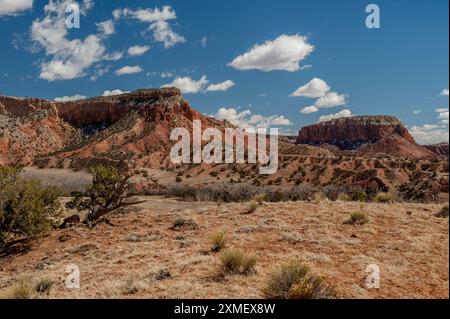 Zwei unbenannte Bluffs über der Ghost Ranch in New Mexico Stockfoto