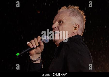Berlin, Deutschland. Juli 2024. Der Künstler Herbert Grönemeyer singt bei der Abschlusskundgebung der 46. Berliner Pride-Parade zum Christopher Street Day (CSD) am Brandenburger Tor. Quelle: Carsten Koall/dpa/Alamy Live News Stockfoto