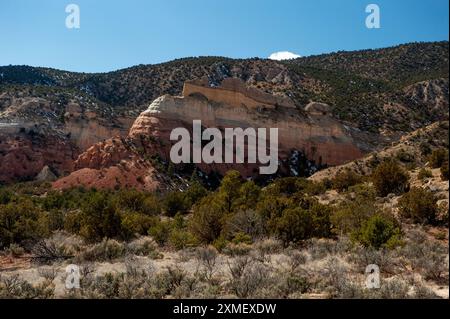 Exposition mehrerer geologischer Formationen im Echo Amphitheater in der Nähe der Ghost Ranch in New Mexico. Stockfoto