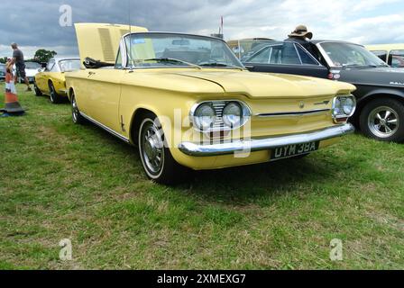 Ein 1963er Chevrolet Corvair Cabriolet, das bei der 49. Historic Vehicle Gathering in Powderham, Devon, England, Großbritannien, geparkt wurde. Stockfoto