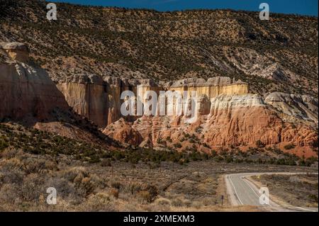 Farbenfrohe Sandsteinklippen der meist Entrada-Formation entlang des US Highway 84 im Norden von New Mexico, in der Nähe der Ghost Ranch. Stockfoto