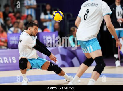 Paris, Frankreich. Juli 2024. Jan Martinez Franchi (L) von der argentinischen Mannschaft tritt während der Vorrunde des Pool C Volleyballspiels der Männer zwischen den Vereinigten Staaten von Amerika und Argentinien bei den Olympischen Spielen 2024 in Paris, Frankreich, am 27. Juli 2024 an. Quelle: Li Gang/Xinhua/Alamy Live News Stockfoto