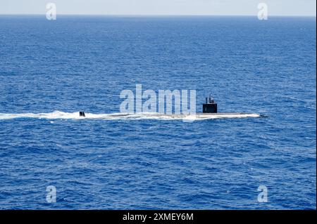 Das U-Boot der Los Angeles-Klasse USS Topeka (SSN 754) segelt in Formation vor der Küste Hawaiis während der Übung Rim of the Pacific (RIMPAC) 2024 am 22. Juli. 29 Nationen, 40 Überlandschiffe, drei U-Boote, 14 nationale Landstreitkräfte, mehr als 150 Flugzeuge und 25.000 Mitarbeiter nehmen vom 27. Juni bis 1. August an der RIMPAC Teil. RIMPAC, die weltweit größte internationale Übung im Seeverkehr, bietet eine einzigartige Schulungsmöglichkeit und fördert und pflegt Kooperationsbeziehungen zwischen den Teilnehmern, die für die Sicherheit der Seeschiffe und die Sicherheit auf dem von entscheidender Bedeutung sind Stockfoto