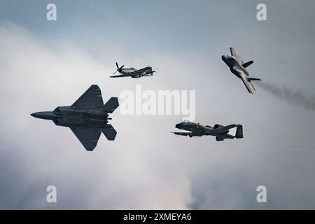 Die F-22 Raptor, F-35A Lightning und A-10 Thunderbolt Demonstrationsteams der US Air Force führen zusammen mit einem P-51 Mustang einen sehr seltenen Heritage-Flug bei EAA AirVenture über Oshkosh, Wisconsin, am 23. Juli 2024 durch. Demonstrationsteams fliegen routinemäßig in Formation mit historischen Flugzeugen aus vergangenen Konflikten in „Heritage Flights“-Aufführungen auf Flugshows, die die Vergangenheit, Gegenwart und Zukunft der Luftfahrt zeigen. (Foto der U.S. Air Force von Staff Sgt. Zachary Rufus) Stockfoto