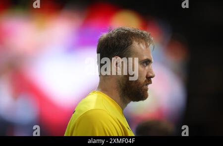 PARIS, FRANKREICH - 27. JULI: Andreas Wolff aus Deutschland sieht während der Vorrunde des Handballs der Männer zu - Gruppe A Spiel zwischen Deutschland und Schweden am ersten Tag der Olympischen Spiele Paris 2024 in der Süd-Paris-Arena am 27. Juli 2024 in Paris, Frankreich. © diebilderwelt / Alamy Live News Stockfoto