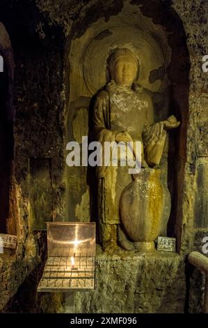 Kerzen gewidmet Göttin Benzaiten brennen im Hasedera-Tempel in Kamakura Stockfoto