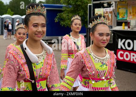 Chicago, Wisconsin, USA. Juli 2024. Einheimische Hmong-Tänzer bereiten sich auf das Hmong Wausau Festival in Wausau, Wisconsin, Samstag, 27. Juli 2024 vor. (Kreditbild: © Dominic Gwinn/ZUMA Press Wire) NUR REDAKTIONELLE VERWENDUNG! Nicht für kommerzielle ZWECKE! Stockfoto