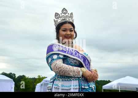 Chicago, Wisconsin, USA. Juli 2024. Frau Mong National, Gaoia Yang, 29, aus Minnesota, posiert für ein Foto beim Hmong Wausau Festival in Wausau, Wisconsin, Samstag, 27. Juli 2024. (Kreditbild: © Dominic Gwinn/ZUMA Press Wire) NUR REDAKTIONELLE VERWENDUNG! Nicht für kommerzielle ZWECKE! Stockfoto