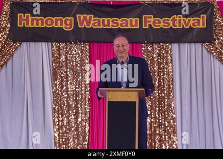 Wausau, Wisconsin, USA. Juli 2024. Zweiter Gentleman Doug Emhoff spricht das in Hmong Wausau Festival in Wausau, Wisconsin, Samstag, 27. Juli 2024. (Kreditbild: © Dominic Gwinn/ZUMA Press Wire) NUR REDAKTIONELLE VERWENDUNG! Nicht für kommerzielle ZWECKE! Stockfoto