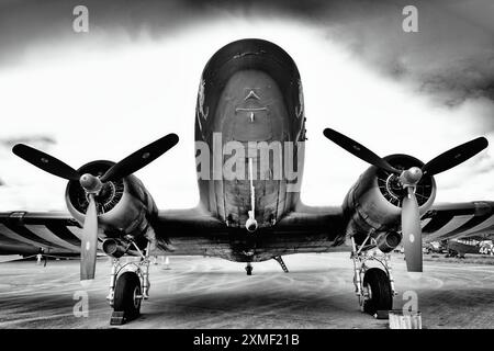 RIAT 2024 RAF Fairford WWII Douglas DC-3 Dakota auf dem Vorfeld mit D-Day-Landestreifen und Tarnung Stockfoto