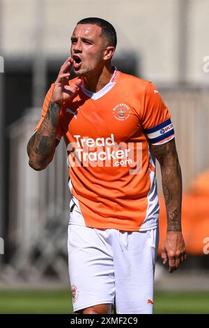 Oliver Norburn von Blackpool gibt seinem Team Anweisungen während des Vorbereitungsspiels Blackpool gegen Sunderland in der Bloomfield Road, Blackpool, Großbritannien, 27. Juli 2024 (Foto: Craig Thomas/News Images) Stockfoto