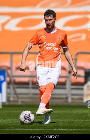 James Ehemann von Blackpool übergibt den Ball während des Vorbereitungsspiels Blackpool gegen Sunderland in Bloomfield Road, Blackpool, Großbritannien, 27. Juli 2024 (Foto: Craig Thomas/News Images) Stockfoto