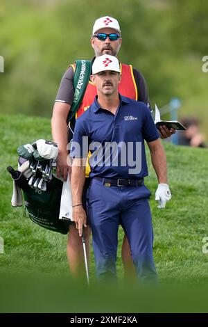 Juli 2024; JCB Golf & amp; Country Club, Rocester, Uttoxeter, England; LIV UK Golf League, Runde 2; Wade Ormsby und sein Caddy in Runde 2 Stockfoto